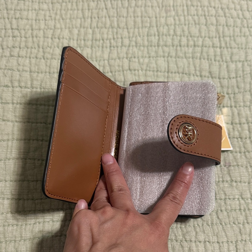 NWT Michael Kors Tan and Cream Logo Snap Card Case - Picture 4 of 10